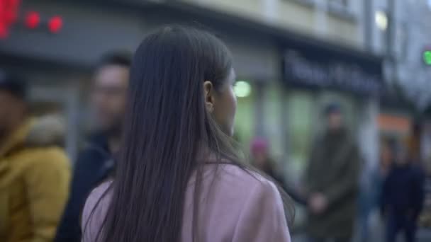 Mooie Dame Met Wandeling Overvolle Winkelstraat Het Centrum Van Stad — Stockvideo