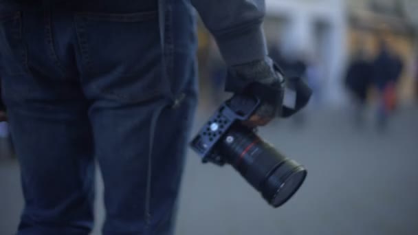 Touristin Fotografiert Einkaufsstraße Der Innenstadt Privatdetektiv Spioniert — Stockvideo
