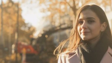 Yeni fırsatlar, sosyal Anketi duygu, gülümseyen genç kadın güzel ilham