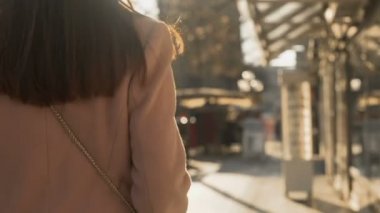 Güneşli sonbahar sokak, turistik hizmetinde yürüyen genç başarılı erkek