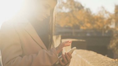 Güzel Bayan smartphone, kaydırma açık havada, gezinti servisi ayakta
