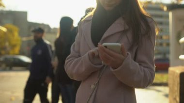 Genç erkek güneşli Caddesi üzerinde duran, duygu paylaşımı smartphone üzerinde arama