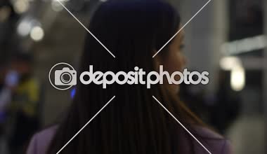 Genç Bayan metroda ziyaret sırasında bilinmeyen şehirde kaybettim endişeli hedef