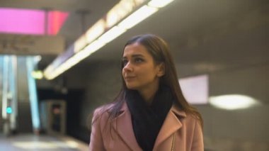 Endişeli genç kadın tren kaçırdım ve çalışma, her gün rutin, banliyö için geç