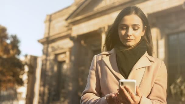 Mooie Jonge Dame Praten Smartphone Staande Buurt Van Klassiek Gebouw — Stockvideo