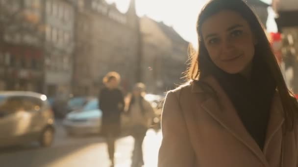 Jolie Jeune Femme Souriante Caméra Charmante Debout Extérieur Fond — Video