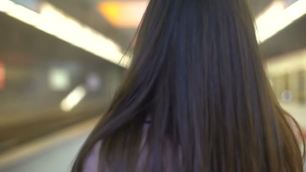 Όμορφη Νεαρή Κοπέλα Γυρίσματα Βίντεο Στο Υπόγειο Σιδηροδρομικό Σταθμό Ταξιδεύουν — Αρχείο Βίντεο