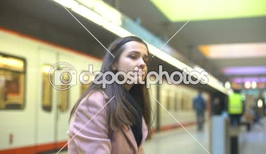 Gergin genç kadın acı anksiyete krizi metro istasyonu, intihar girişimi