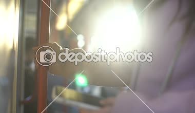 Bayan banliyö telefon metro vagonu, yüksek hızlı internet, iletişim içinde kaydırma