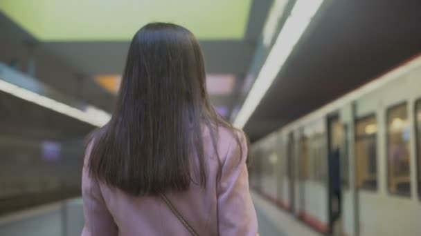 Deprimida Jovem Mulher Sofrendo Problemas Psicológicos Sentado Estação Metrô — Vídeo de Stock