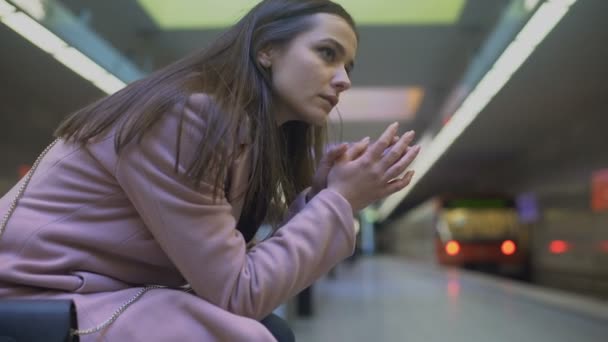 Senhora Desesperada Sofrendo Ataque Ansiedade Estação Metrô Sentindo Impotente — Vídeo de Stock