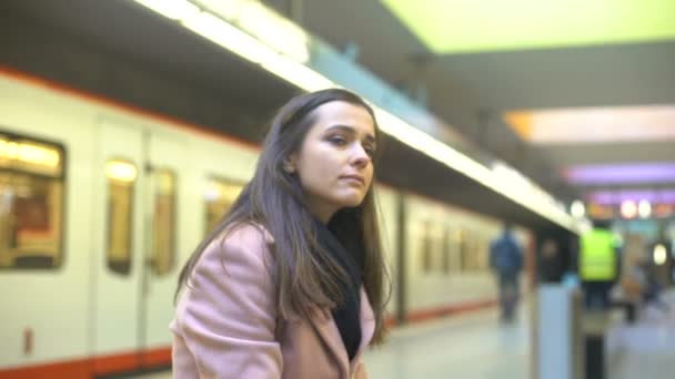 Nerveus Jonge Vrouw Lijden Angstaanval Metrostation Zelfmoordpoging — Stockvideo