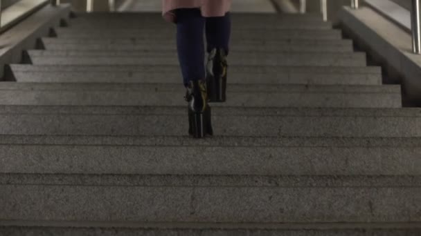 Γυναίκες Στο Μοντέρνο Γυαλιστερό Υψηλής Φτέρνα Μπότες Πρόκειται Στον Επάνω — Αρχείο Βίντεο