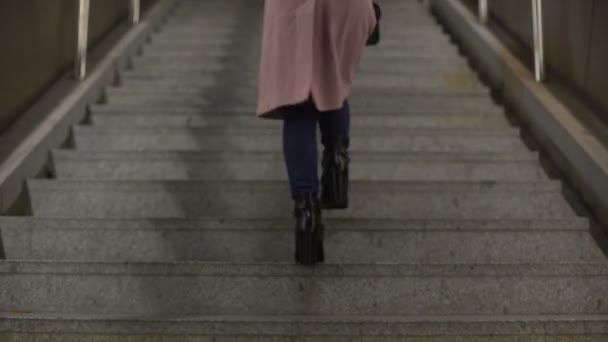 Νεαρή Κοπέλα Μοντέρνα Μπότες Υψηλής Φτέρνα Πηγαίνει Στον Επάνω Όροφο — Αρχείο Βίντεο