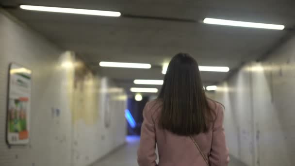 Osamělý Krásná Dáma Podzemní Chodba Kriminalita Bezpečnost — Stock video