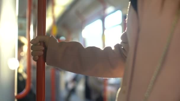 地下鉄車両 通勤の日常 鉄道に乗るを持つ若い女性 — ストック動画