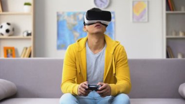 Afro-Amerikan genci Vr kulaklık, modern teknolojileri bilgisayar oyunu oynamak