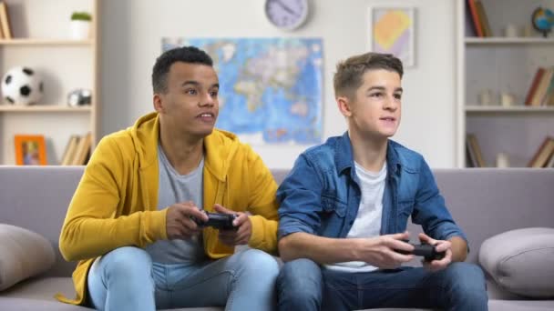 情绪化的欧洲和非洲裔美国人朋友玩电子游戏 休闲时间 — 图库视频影像