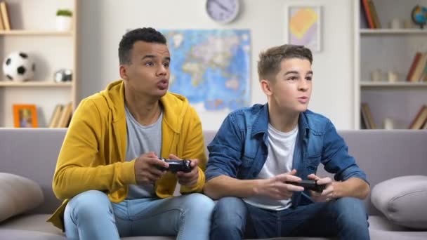 Europäische Und Afroamerikanische Freunde Genießen Videospiele Und Verbringen Ihre Freizeit — Stockvideo