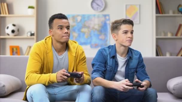 Африканские Европейские Друзья Подростки Проигрывают Видеоигры Обвиняя Друг Друга — стоковое видео