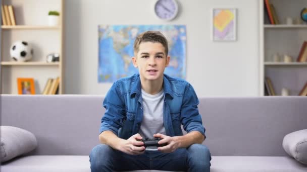 Emotionaler Männlicher Teenager Gewinnt Computerspiel Verschwendet Zeit Zögert — Stockvideo