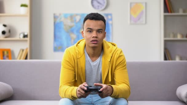 Spel Missbrukare Afro American Tonårspojke Vinnande Dator Spel Förhalning — Stockvideo