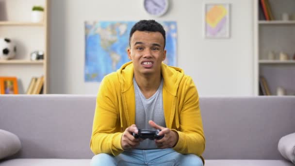 Emotionele Zwarte Mannelijke Tiener Verliezen Video Game Gebrekkige Emotionele Reactie — Stockvideo