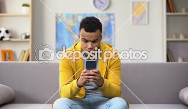 Afrikalı-Amerikalı genç smartphone, gadget bağımlılığı viral oyun oynuyor