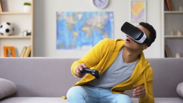 Afroamericano Emocional Vhr Jugando Videojuego Simulación Realidad — Vídeo de stock