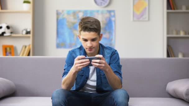 Gadget Viciado Adolescente Caucasiano Jogando Jogo Smartphone Desperdiçando Tempo — Vídeo de Stock