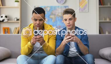 Gösterilen sonuçlar telefonlarda oyun Afrikalı-Amerikalı ve Kafkasyalı gençler