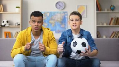Endişeli çok ırklı arkadaş kaybetme, boş zaman Millî Futbol Takımı ile mutsuz