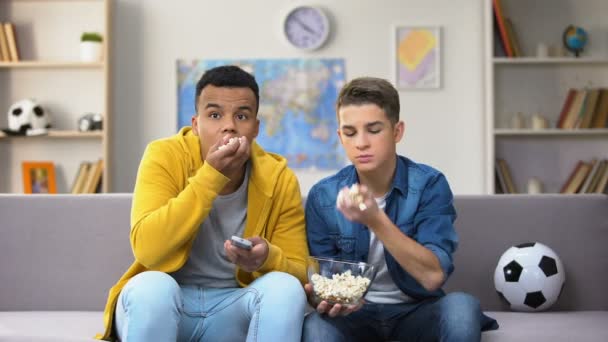 Besorgte Teenager Freunde Sehen Fußballspiel Fernsehen Und Essen Popcorn — Stockvideo