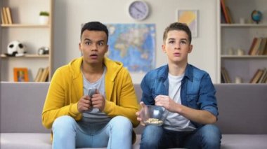 Patlamış mısır, yemek korku filmi izlerken çok ırklı arkadaşlarım boş zaman