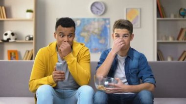 Afrikalı-Amerikalı ve beyaz arkadaş utanç hissediyor yetişkin içerik izlerken