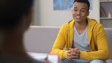 Afro-Amerikan genç psikoterapist, başarılı sorunları üstesinden ziyaret