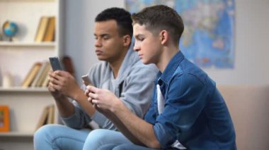 Afrikalı-Amerikalı ve Kafkasyalı gençler akıllı telefonlar, gadget bağımlılığı kaydırma