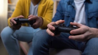 Bilgisayar oyun, closeup joystick ile ellerinde çok ırklı arkadaşlar