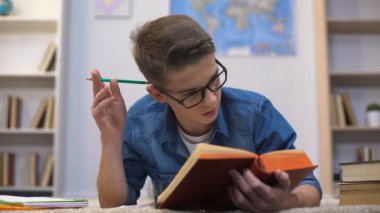 Teen kolaj öğrenci hazırlama atama, öğrenme yabancı dil, kelime
