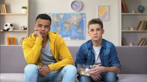 Annoiato Ragazzi Multirazziali Guardando Mangiare Snack Connessione Lenta Vecchia Tecnologia — Video Stock