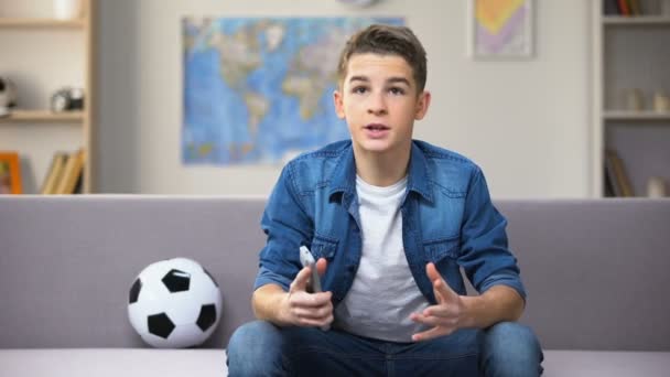 Adolescente Ansioso Viendo Partido Fútbol Televisión Infeliz Con Deporte Perdedor — Vídeos de Stock