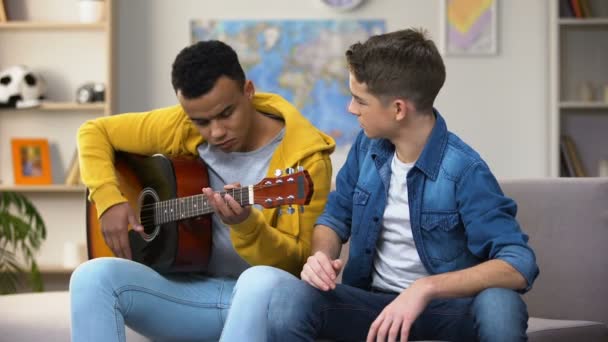 Multiraciale Jeugdvrienden Wedstrijd Spelen Gitaar Musicus Carrière Voorbereiden — Stockvideo