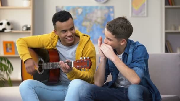 Amigos Adolescentes Multirraciais Tocando Guitarra Mouthorgan Carreira Músico Hobby — Vídeo de Stock