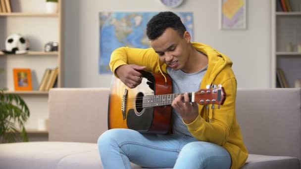 Feliz Adolescente Afro Americano Tocando Guitarra Desfrutando Passatempo Predileto Lazer — Vídeo de Stock