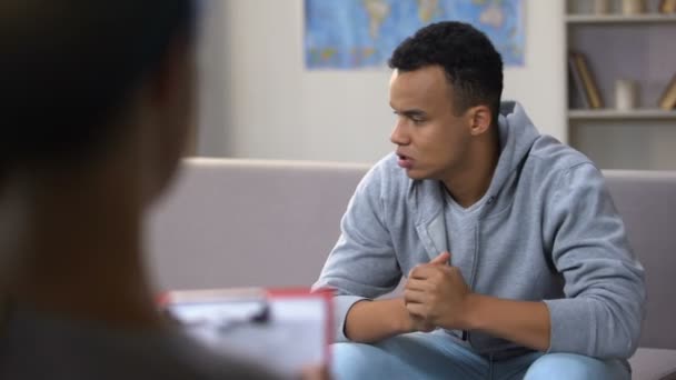 Ansioso Viciado Drogas Adolescente Negro Sofrendo Retirada Sessão Psicoterapia — Vídeo de Stock