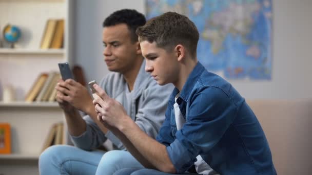 Multiracial Teenagere Spiller Spil Smartphones Ignorerer Live Kommunikation – Stock-video