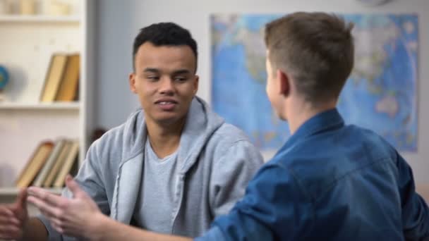 Adolescentes Multirraciais Fazendo Pazes Após Briga Felizes Amigos Sorridentes Abraçando — Vídeo de Stock