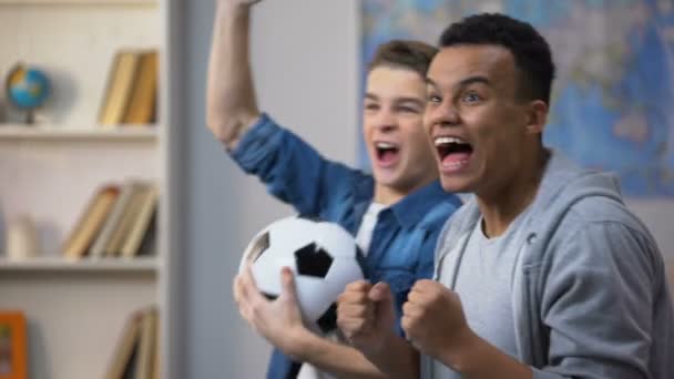 情感多种族的青少年朋友为国家足球队 球迷加油助威 — 图库视频影像