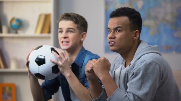 Multiracial Jóvenes Amigos Animando Equipo Fútbol Favorito Anotando Gol Ocio — Vídeo de stock