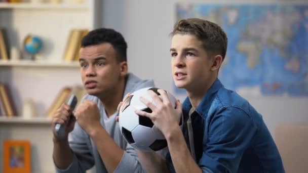 Meilleurs Amis Multiraciaux Mécontents Score Match Football Équipe Préférée Perdant — Video